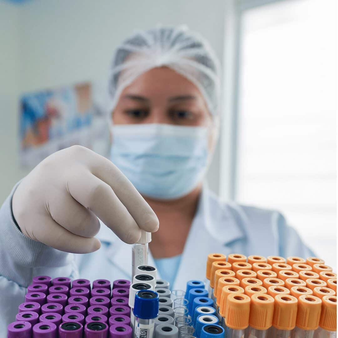 Profissional da SLAC realizando análise laboratorial